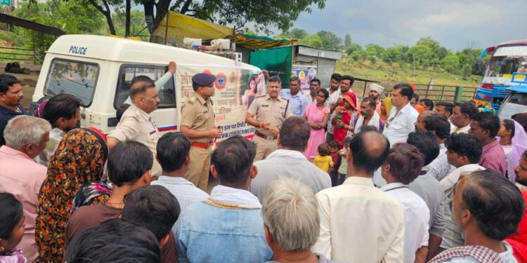 *व्यापारिक बाजारों में चला सेफ क्लिक 2.0 अभियान, एसडीओपी विजयराघवगढ़ एवं थाना प्रभारी ने आमजन को किया साइबर अपराधों के प्रति जागरूक*