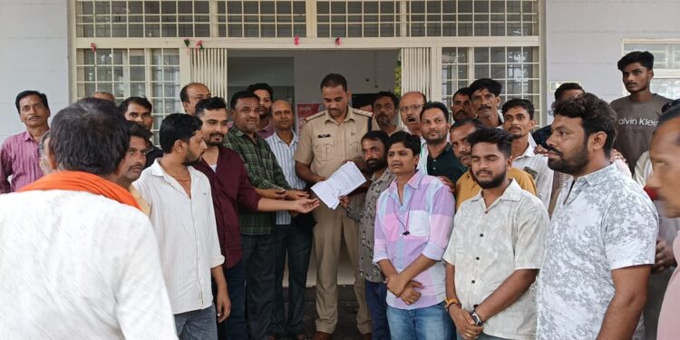 रीठी जनपद के कर्मचारी को सरपंच पति पर जातिगत अभद्रता का आरोप,अक्रोशित राय समाज थाने में पहुंच की शिकायत,,,,