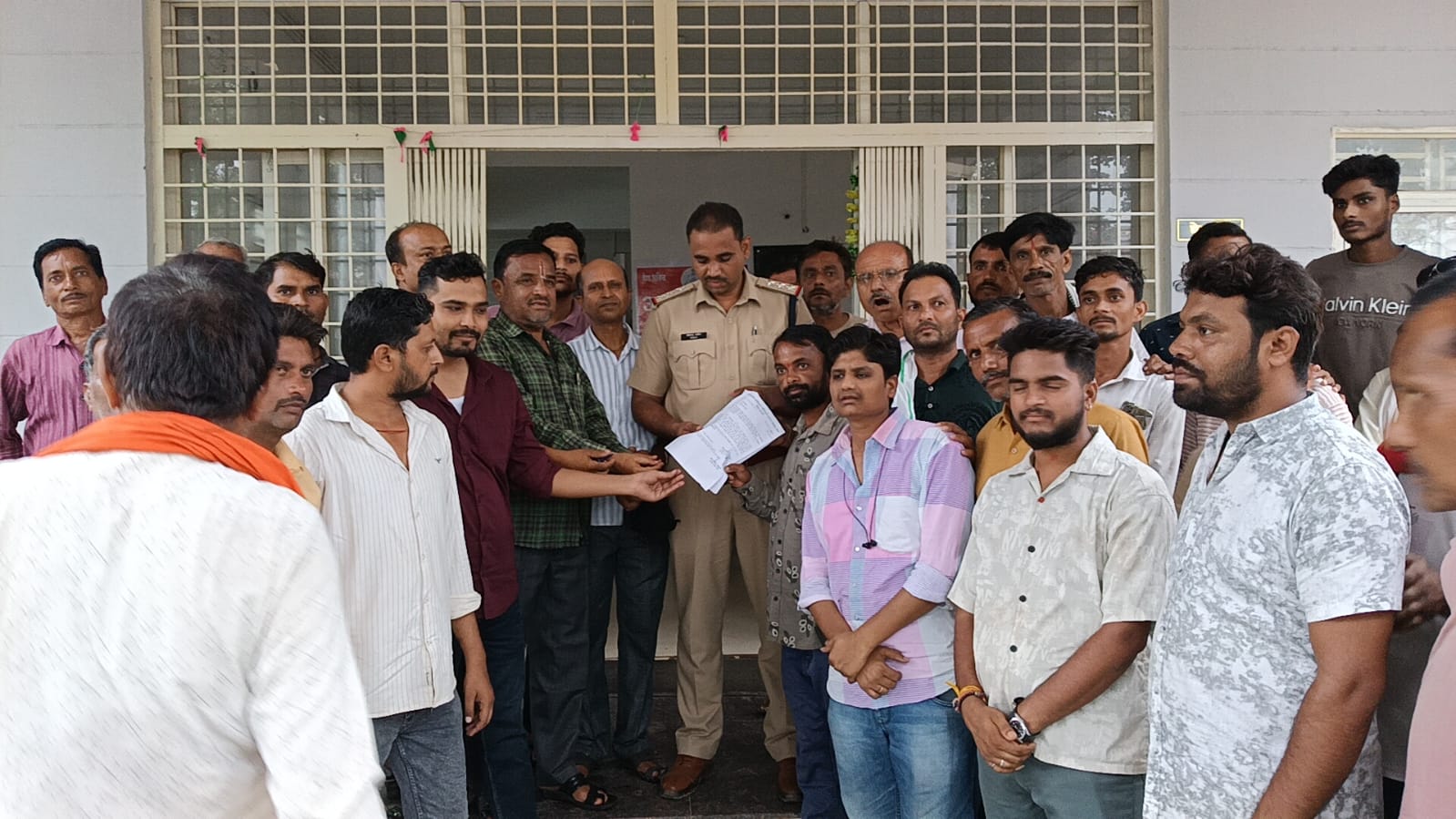 रीठी जनपद के कर्मचारी को सरपंच पति पर जातिगत अभद्रता का आरोप,अक्रोशित राय समाज थाने में पहुंच की शिकायत,,,,