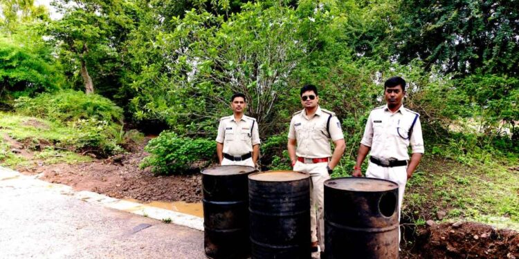 *अवैध शराब के अड्डों पर आबकारी विभाग की बड़ी कार्रवाई* *नीलकंठ एवं धावड़ीखापा में दबिश, 450 किलो महुआ लाहन नष्ट कर 02 प्रकरण दर्ज*