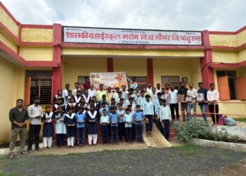 *बागेश्वर धाम सरकार के जन्मोत्सव पर सेवा कार्य: वनवासी बच्चों को बांटी शिक्षा सामग्री*  *सामूहिक हनुमान चालीसा पाठ के साथ पौधारोपण कर लिया पर्यावरण संरक्षण का संकल्प*