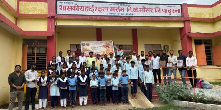 *बागेश्वर धाम सरकार के जन्मोत्सव पर सेवा कार्य: वनवासी बच्चों को बांटी शिक्षा सामग्री* *सामूहिक हनुमान चालीसा पाठ के साथ पौधारोपण कर लिया पर्यावरण संरक्षण का संकल्प*