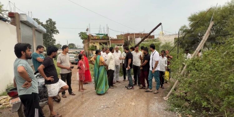 ⚡ मौत बनकर झूल रहे बिजली के तार बालाजी नगर में हर पल हादसे का खतरा, कार्रवाई नहीं हुई तो फूटेगा आंदोलन