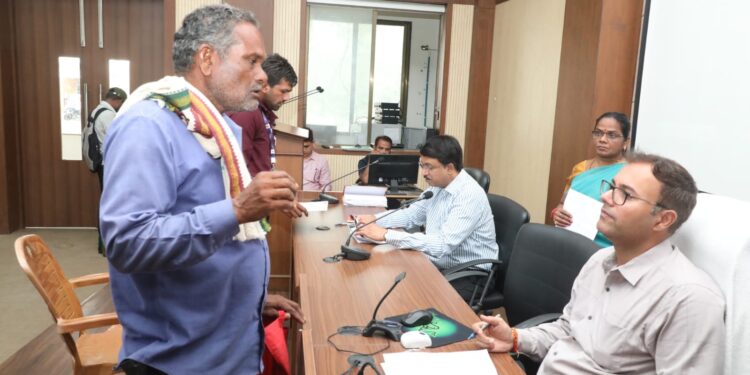 *कलेक्टर श्री तिवारी जनसुनवाई में सुन रहे लोगों की समस्याएं* *अधिकारियों को दे रहे निराकरण के निर्देश*