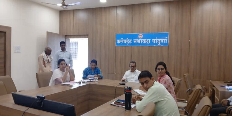 *जनसुनवाई में कलेक्टर नीरज कुमार वशिष्ठ ने सुनीं आमजन की समस्याएं* *20 आवेदनों पर हुई सुनवाई, अधिकारियों को समयबद्ध एवं गुणवत्तापूर्ण निराकरण के दिए निर्देश*