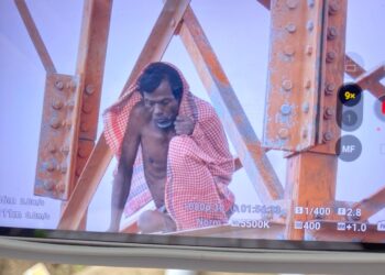 टॉवर पर चढ़े व्यक्ति तीसरे दिन भी नहीं उतरा नीचे, प्रशासन, पुलिस कर रही लगातार प्रयास