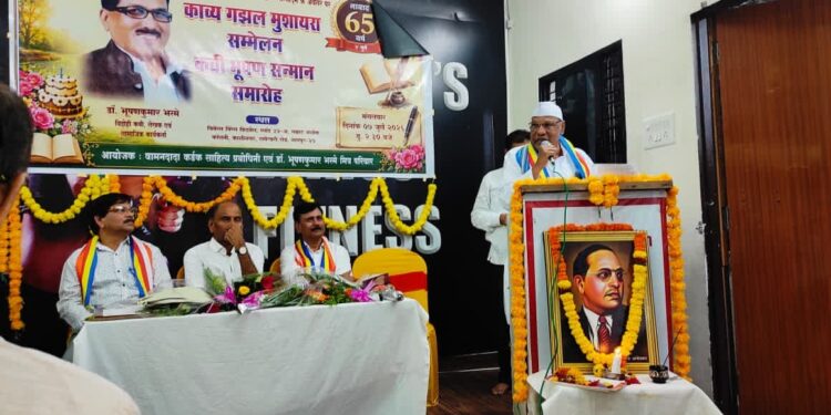 *क़लमकार किसी का गुलाम नहीं होता :एस.आर.शेंडे* *डॉ.भूषण भस्मे के जन्मदिन पर सजी काव्य गज़ल महफ़िल* *एस.आर.शेंडे को कवि भूषण सम्मान से नवाजा गया*