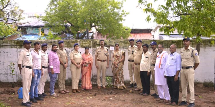बड़चिचोली चौकी परिसर में पर्यावरण संरक्षण एवं हरित भविष्य के संकल्प के साथ फलदार एवं छायादार वृक्षों का हुआ पौधारोपण