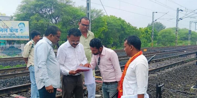 *प्रस्तावित रेल्वे ओवरब्रिज निर्माण कार्य को लेकर लोकनिर्माण विभाग के सेतु विभाग ने पांढुर्णा पहुंचकर निर्माण स्थल का अवलोकन किया*