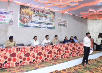 *मकड़ाई की सांझ चौपाल में कलेक्टर ने सुनी जनसमस्याएं* *मौक़े पर ही समस्याओं का किया त्वरित निराकरण*
