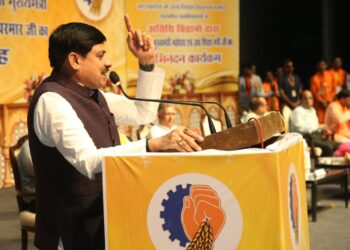 *’पुजारी हैं अतिथि विद्वान..,’ सीएम मोहन ने किया साथ देने का वादा, कहा- जो हो सकेगा वो करेगी सरकार*  – *भोपाल में आयोजित राज्य स्तरीय अतिथि विद्वान सम्मेलन* – *देश-प्रदेश का भविष्य सुनहरा बनाते हैं ये गुरु* – *पीएम मोदी के नेतृत्व में हम लगातार बढ़ते रहेंगे आगे* – *गृह मंत्री शाह के निर्देशन में 2029 तक देश को नशा मुक्त करने का करेंगे प्रयास*