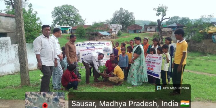 स्वैच्छिकता पर्व के अंतर्गत आदर्श ग्राम रामुढाना में हुआ पौधरोपण एवं स्वच्छता अभियान* *जन अभियान परिषद की पहल, नशामुक्ति एवं स्वैच्छिकता की दिलाई गई शपथ*