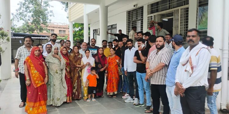 कोरियर की डिलीवरी में देरी पर कर्मचारी से मारपीट पर आया हार्ट अटैक,करनी सेना पहुंची थाने,दर्ज हुई FIR, पुलिस की जांच जारी… वीडियो