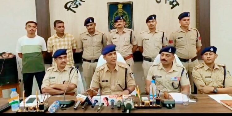 नर्मदापुरम की पॉश कॉलोनी “रिवर व्यू”के सूने घर में हुई लाखों की चोरी का पुलिस ने किया पर्दाफाश,पुलिस अधीक्षक साईं कृष्णा एस थोटा ने पत्रकार वार्ता कर घटना का किया खुलासा,कार चालक ही निकला शातिर चोर..! वीडियो