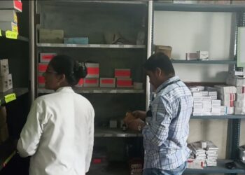 ऐसा क्या हुआ,,,,जब डॉक्टर उठाने लगे दवाइयों के डिब्बे