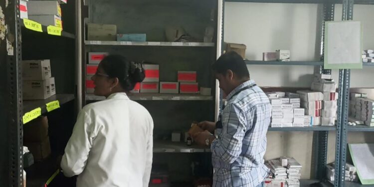 ऐसा क्या हुआ,,,,जब डॉक्टर उठाने लगे दवाइयों के डिब्बे
