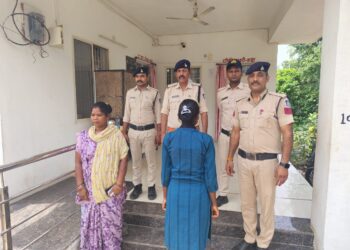 * चौकी सिलौंडीं थाना ढीमरखेड़ा पुलिस द्वारा नाबालिक लड़की को दस्तयाब कर परिजनो के सुपुर्द किया गया।