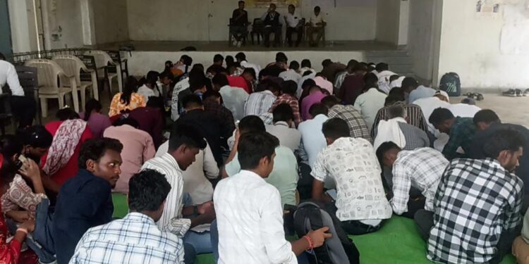 युवाओं को रोजगार दिलाने पहुंची एसआईएस की टीम,, युवाओं की लगी भीड़,,,