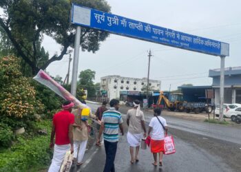 *दादा धाम एक्सप्रेस की मांग को लेकर एक दिन में 38 किलोमीटर की निशान पदयात्रा*
