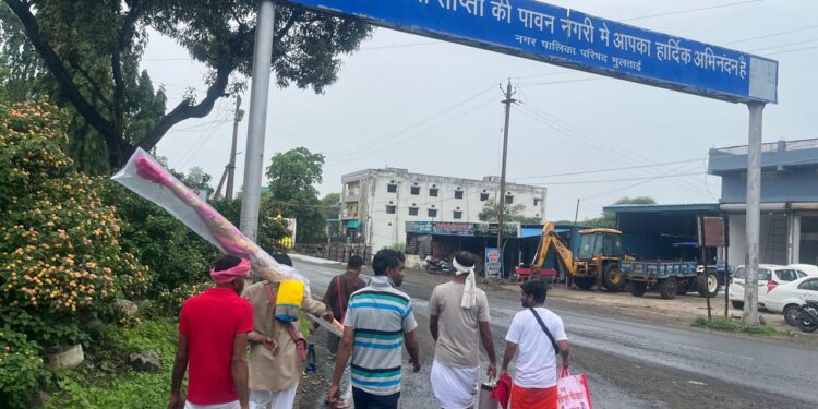 *दादा धाम एक्सप्रेस की मांग को लेकर एक दिन में 38 किलोमीटर की निशान पदयात्रा*