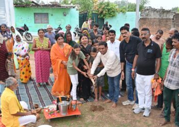 *हर वार्ड तक विकास का संकल्प,महापौर दो क्षेत्रों में शुरू हुए महत्वपूर्ण निर्माण कार्य*  *श्री रामजानकीहनुमान एवं शिवाजी वार्ड में लगभग 76.50 लाख से अधिक के विकास कार्यों का शुभारंभ*  *महापौर,ने जनप्रतिनिधियों के साथ विभिन्न विकास परियोजनाओं की रखी आधारशिला*