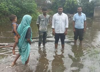 बरसात का पानी निकासी न होने से लोग परेशान, घर बना तलाब,,,जिम्मेदार मौन