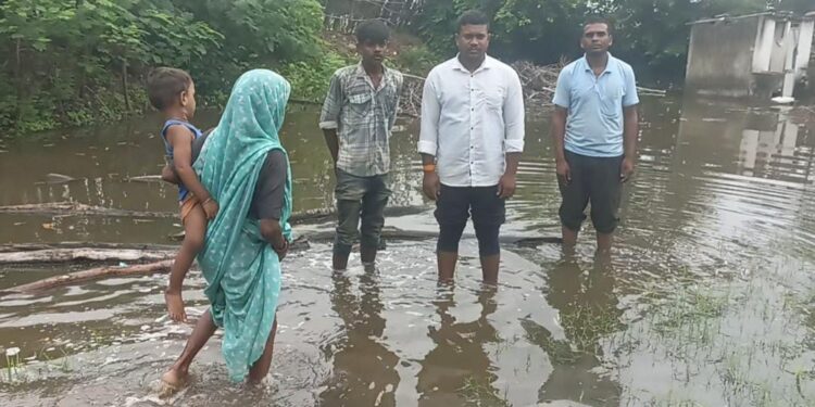 बरसात का पानी निकासी न होने से लोग परेशान, घर बना तलाब,,,जिम्मेदार मौन