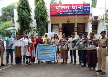सिटी कोतवाली छिंदवाड़ा में “नशे से दूरी है जरूरी 2.0” अभियान के अंतर्गत जनजागरूकता कार्यक्रम आयोजित  नशा मुक्ति के साथ सर्पदंश बचाव पर भी किया गया जागरूक