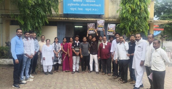 *शिक्षाविद् श्री सोनम वांगचुक के लोकतांत्रिक आंदोलन के समर्थन में संविधान जागरूक अभियान के लोगों ने राष्ट्रपति के नाम एसडीएम को ज्ञापन सौंपा*