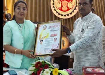 खमरिया बागरी सरपंच अनिल सिंह बागरी ने मंत्री जी से मिलकर क्षेत्र के विकास कार्यों हेतु फंड की मांग किया
