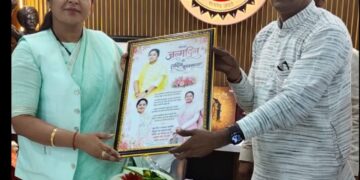 खमरिया बागरी सरपंच अनिल सिंह बागरी ने मंत्री जी से मिलकर क्षेत्र के विकास कार्यों हेतु फंड की मांग किया