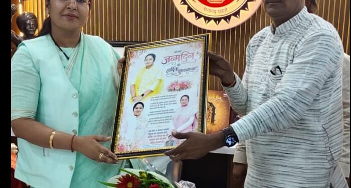 खमरिया बागरी सरपंच अनिल सिंह बागरी ने मंत्री जी से मिलकर क्षेत्र के विकास कार्यों हेतु फंड की मांग किया