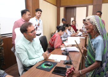 *कलेक्टर श्री तिवारी जनसुनवाई में सुन रहे लोगों की समस्याएं* *अधिकारियों को दे रहे निराकरण के निर्देश*