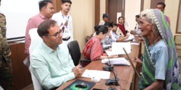*कलेक्टर श्री तिवारी जनसुनवाई में सुन रहे लोगों की समस्याएं* *अधिकारियों को दे रहे निराकरण के निर्देश*