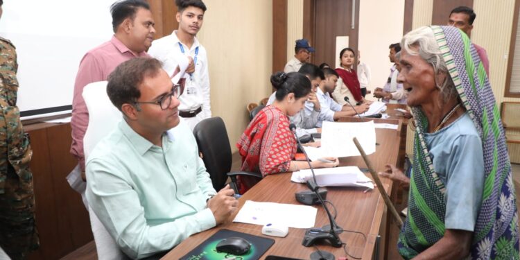 *कलेक्टर श्री तिवारी जनसुनवाई में सुन रहे लोगों की समस्याएं* *अधिकारियों को दे रहे निराकरण के निर्देश*
