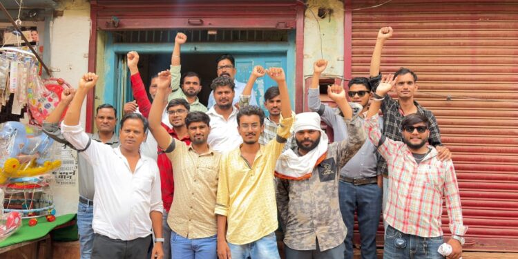 डाक विभाग को निजीकरण से बचाने और कर्मचारियों के शोषण के विरोध में राष्ट्रव्यापी आंदोलन शुरू हुआ कर्मचारियों ने काली पट्टी बांध कार्य किया