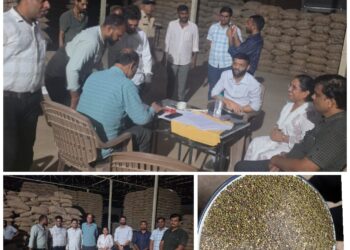 मिट्टी से भरी हुई मूंग खरीदने का मामला आया सामने प्रशासन की कार्रवाई से कनकधारा वेयरहाउस को किया सील,मचा हड़कंप…! वीडियो