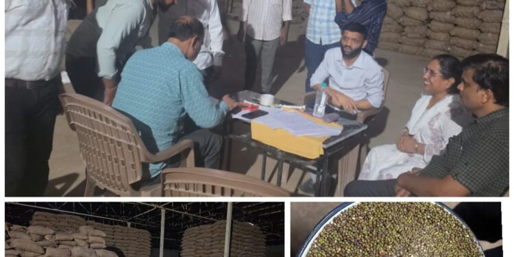 मिट्टी से भरी हुई मूंग खरीदने का मामला आया सामने प्रशासन की कार्रवाई से कनकधारा वेयरहाउस को किया सील,मचा हड़कंप…! वीडियो