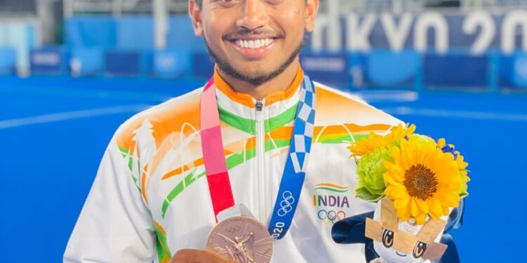 विश्व कप के रण में मध्यप्रदेश का गौरव : नर्मदापुरम के खिलाड़ी विवेक सागर प्रसाद का भारतीय हॉकी विश्व कप टीम में चयन,कलेक्टर श्री सोमेश मिश्रा ने दी हार्दिक बधाई…