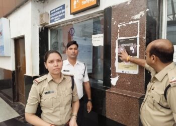 👉*कटनी पुलिस का नशा मुक्ति जनजागरूकता अभियान जारी*  👉*थाना यातायात पुलिस द्वारा मुड़वारा रेलवे स्टेशन पर यात्रियों , आटो चालकों को किया गया जागरूक, बांटे गए पंपलेट एवं कम्प्लीशन कार्ड*