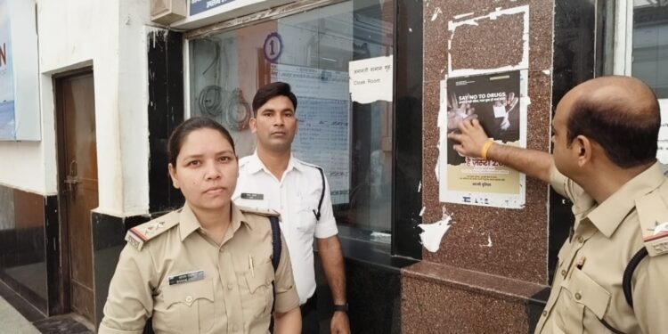 👉*कटनी पुलिस का नशा मुक्ति जनजागरूकता अभियान जारी*  👉*थाना यातायात पुलिस द्वारा मुड़वारा रेलवे स्टेशन पर यात्रियों , आटो चालकों को किया गया जागरूक, बांटे गए पंपलेट एवं कम्प्लीशन कार्ड*