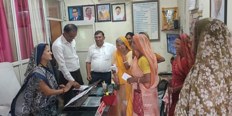 समाजजनों ने किया नगर पालिका अध्यक्ष का सम्मान, विभिन्न मांगों को लेकर सौंपा मांग पत्र