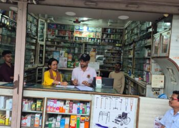 *औषधि दुकानों में मिली कमियां, 6 मेडिकल स्टोर्स को कारण बताओ नोटिस*  *कलेक्टर के निर्देश पर CMHO के मार्गदर्शन में चला निरीक्षण अभियान*