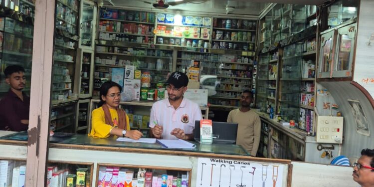 *औषधि दुकानों में मिली कमियां, 6 मेडिकल स्टोर्स को कारण बताओ नोटिस* *कलेक्टर के निर्देश पर CMHO के मार्गदर्शन में चला निरीक्षण अभियान*