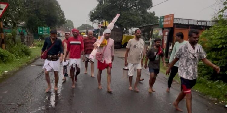 *दादा भक्तों का अनोखा संकल्प, दादा धाम एक्सप्रेस के लिए 360 किलोमीटर की नंगे पांव पदयात्रा*   *(प्रतिदिन आरती-भजन के साथ बढ़ रहा श्रद्धालुओं का जत्था, खंडवा पहुंचकर गुरु चरणों में रखी जाएगी अर्जी)*      *दादा धाम एक्सप्रेस की मांग को लेकर 360 किलोमीटर की नंगे पांव निशान पदयात्रा, काली घोड़ी पहुंची अर्जी*