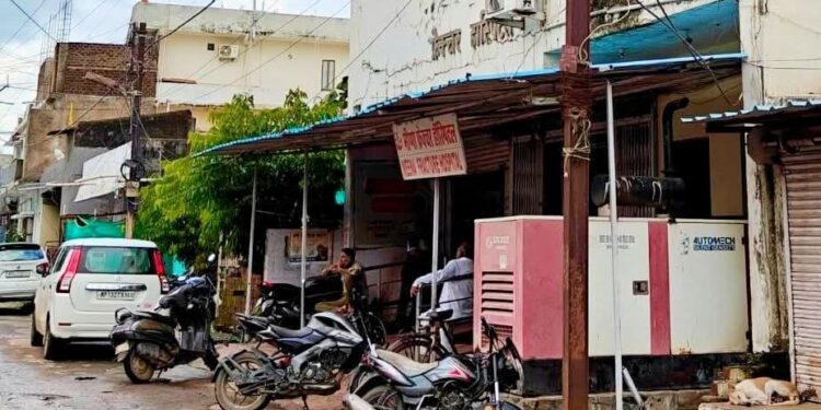 खुले में बायो बेस्ट फैंकने पर मीणा फ्रेक्चर अस्पताल पर नगर पालिका ने किया 15 हजार रुपए का जुर्माना…!