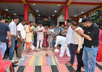 विकास की सारथी बनीं महापौर प्रीति सूरी, विवेकानंद वार्ड को दी 1.91 करोड़ की विकास सौगात*  *सड़क, नाला, विद्युत पोल एवं मंदिर विकास कार्यों का हुआ भूमिपूजन*  *महापौर, भाजपा जिलाध्यक्ष एवं जनप्रतिनिधियों ने विकास कार्यों को बताया जनहित का मजबूत आधार*