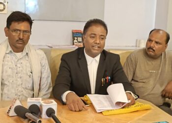 डोंगरवाड़ा सरपंच माखन कीर को सरपंची प्रभार दिए जाने पर दर्ज कराई आपत्ति,मामला गरमाया..!कमिश्नर द्वारा जिलाबदर आदेश पर स्थगन दिए जाने के उपरांत सीईओ के आदेश पर दिया गया प्रभार का मामला…वीडियो