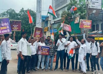 कालापीपल में कांग्रेसजनों ने पटाखे फोड़कर व मेलोडी चॉकलेट वितरित*  *युवाओं की जीत बताइए*