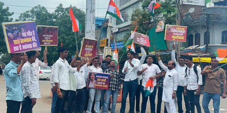 कालापीपल में कांग्रेसजनों ने पटाखे फोड़कर व मेलोडी चॉकलेट वितरित* *युवाओं की जीत बताइए*